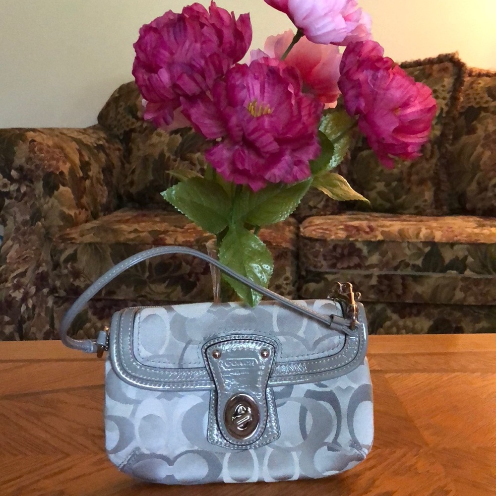 🌸🌷Coach wristlet🌸🌷 Great Condition !!